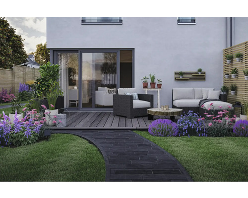 Gestalteter Garten mit Rasen, Pflanzen und Sitzbereich mit Gartenmöbeln.