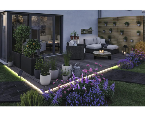 Gestalteter Garten mit Terrasse, Sitzbereich und Bepflanzung in Töpfen