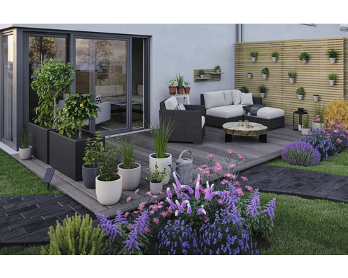 Gestalteter Garten mit Terrasse, Gartenmöbeln und Bepflanzung