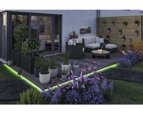 Terrasse mit Sitzbereich, Pflanzen und Beleuchtung