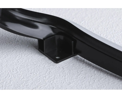 Detailansicht einer schwarzen Profilleiste mit Halterung zur Wandmontage.