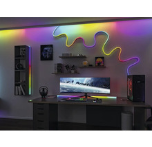 Einrichtung eines Spielzimmers mit Schreibtisch, Computer, Regalen und LED-Beleuchtung