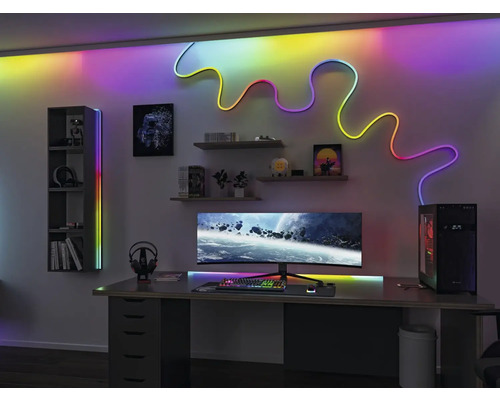 Einrichtung eines Spielzimmers mit Schreibtisch, Computer, Regalen und LED-Beleuchtung