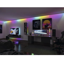 Modernes Wohnzimmer mit Spielbereich, beleuchtet mit LED-Leuchten an Decke, Schrank und Stehleuchten.