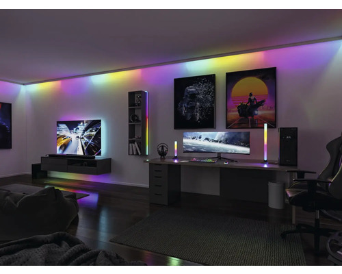 Modernes Wohnzimmer mit Spielbereich, beleuchtet mit LED-Leuchten an Decke, Schrank und Stehleuchten.