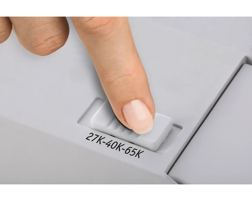 Detailaufnahme eines Fingers, der einen Schalter mit der Aufschrift 27K-40K-65K bedient.