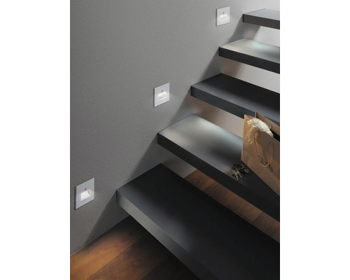 Treppe mit eingelassenen Wandleuchten zur Beleuchtung