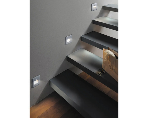 Treppe mit integrierter Wandbeleuchtung, Tasche und Schlüssel liegen auf einer Stufe