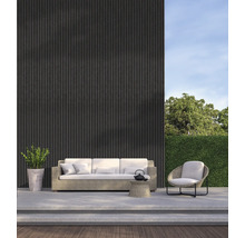 Terrasse mit Sofa, Sessel, Beistelltisch und Pflanze vor einer Fassade mit Lamellen
