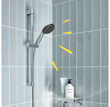 Dusche mit Duschkopf und Duschstange vor Wandfliesen