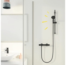 Duschstange mit Handbrause vor einer weißen Wand im Badezimmer