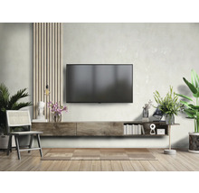 Wohnzimmer mit Fernseher, Lowboard, Stuhl und Dekoration für eine stilvolle Einrichtung.