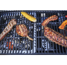 Verschiedene Fleischsorten und Mais auf einem Grill