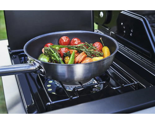 Gemüse in einer Pfanne auf einem Grill