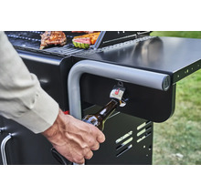 Grill mit Flaschenöffner im Einsatz