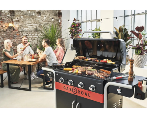 Grillszene mit Gas-Kohle-Kombigrill, Speisen und Personen
