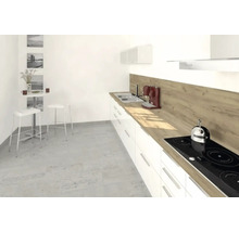 Helle Küche mit Küchenzeile, Kochfeld, Spüle, Dunstabzugshaube, Tisch und Barhockern.