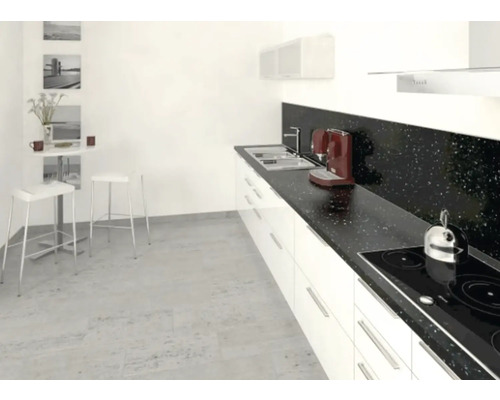 Helle Küche mit Küchenzeile, Hockern und Dekoration