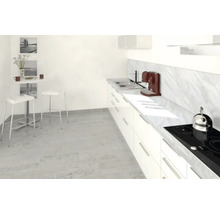 Helle Küche mit weißen Schränken, Spüle, Kochfeld und Esstisch