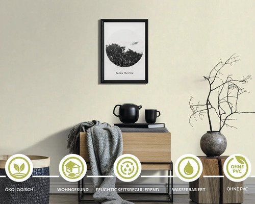 Wohnraum mit Farbe an der Wand, Sideboard, Dekoration und Symbolen für ökologisch, wohngesund, feuchtigkeitsregulierend, wasserbasiert und ohne PVC