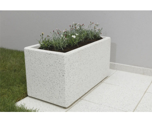 Rechteckiger Pflanzkasten aus Terrazzo mit Bepflanzung im Garten
