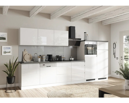 Moderne Küche mit weißen Schränken, Dunstabzugshaube und Elektrogeräten