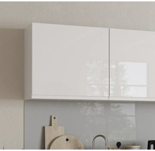 Küchenszene mit weißen Hängeschränken und Spüle