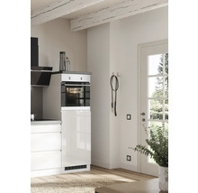 Helle Küche mit Einbaubackofen und dekorativen Holzbalken