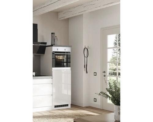 Helle Küche mit Einbaubackofen und dekorativen Holzbalken