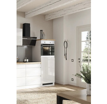 Helle Küche mit Einbaubackofen, Dunstabzugshaube und Holzbalkendecke.