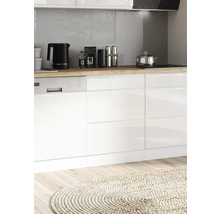 Küchenszene mit Elektrogeräten und Utensilien auf einer Arbeitsplatte