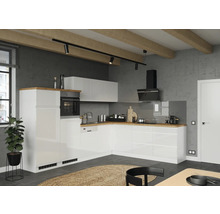 Moderne Küche mit weißen Schränken, Holzdetails und schwarzen Akzenten.