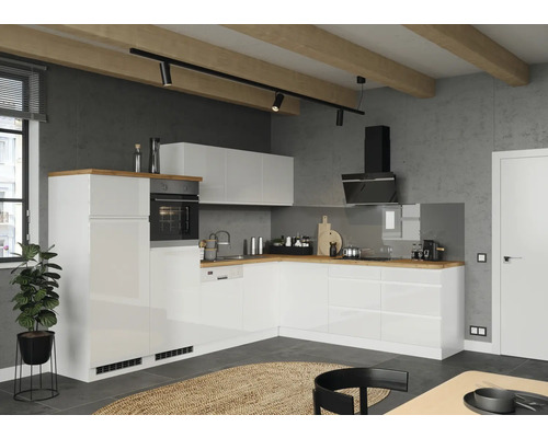 Moderne Küche mit weißen Schränken, Holzdetails und schwarzen Akzenten.