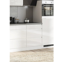 Küchenzeile mit Kochfeld, Dunstabzugshaube und Backofen