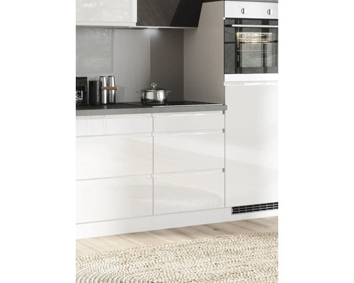 Küchenzeile mit Kochfeld, Dunstabzugshaube und Backofen