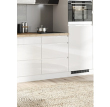 Küchenszene mit weißen Schränken, Holz-Arbeitsplatte und einigen Küchenutensilien