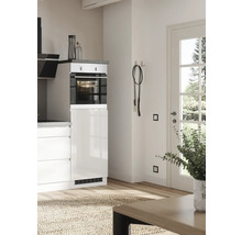 Helle Küche mit Backofen, weißen Schränken und Holzboden.