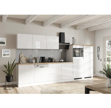 Moderne Küche mit weißen Schränken, Dunstabzugshaube und Holzelementen