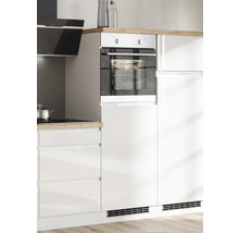 Küchenszene mit Einbaubackofen und Dunstabzugshaube