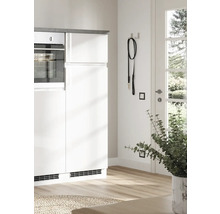 Küchenszene mit weißen Schränken, Backofen, schwarzer Hundeleine und Zimmerpflanze