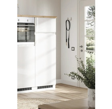 Küchenszene mit weißen Schränken, Backofen und Hunde Leine an der Wand