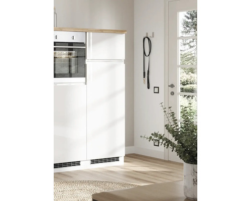 Küchenszene mit weißen Schränken, Backofen und Hunde Leine an der Wand