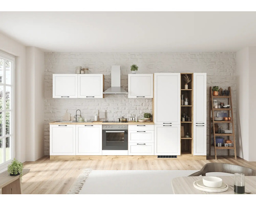 Helle Küche mit weißen Schränken, Dunstabzugshaube und Holzregal für Küchenutensilien