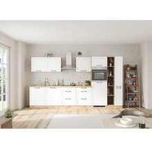 Helle Küche mit weißen Schränken, Dunstabzugshaube und hölzernen Akzenten vor einer Steinwand