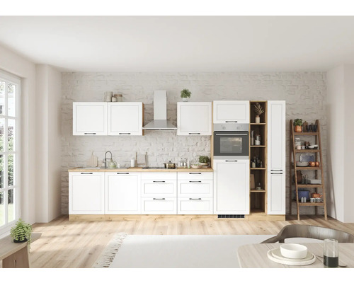 Helle Küche mit weißen Schränken, Dunstabzugshaube und hölzernen Akzenten vor einer Steinwand