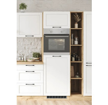 Küchenszene mit weißen Schränken und einem eingebauten Backofen