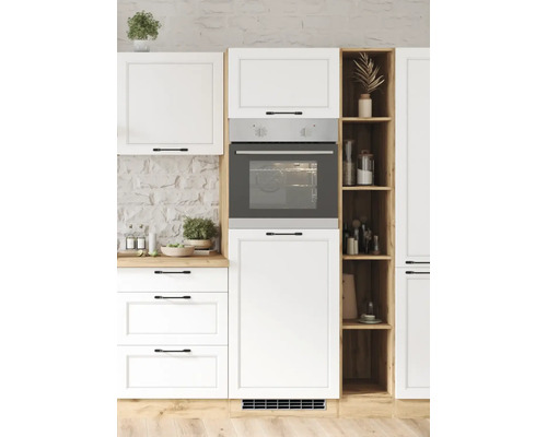 Küchenszene mit weißen Schränken und einem eingebauten Backofen