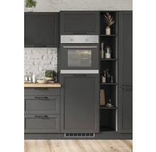 Küchenansicht mit eingebautem Ofen, Schränken und Regalen