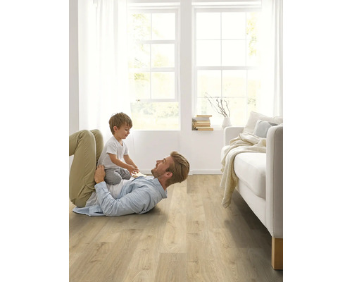 Heller Wohnraum mit Laminatboden, Vater und Kind spielen