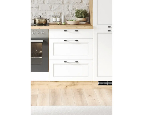 Küchenzeile mit Backofen, Schubladen und Arbeitsplatte